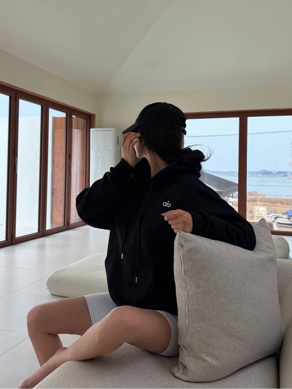 Alo Yoga Accolade Pullover Sweatshirt Hoodie in Black Size Unisex L